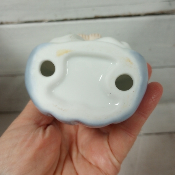 Vintage Porcelain Virgin Mary Ceramic Figurine With Flower Embellishment - Picture 7 of 9